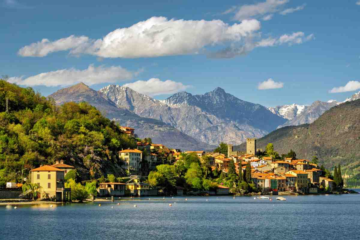 Foto del Lago di Como con dietro le montagne