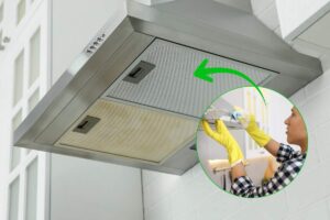 Cappa con due griglie: una sporca e una pulita. Cornice con all'interno un uomo che pulisce la cappa