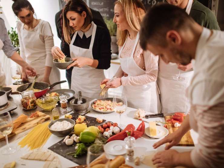persone che cucinano 