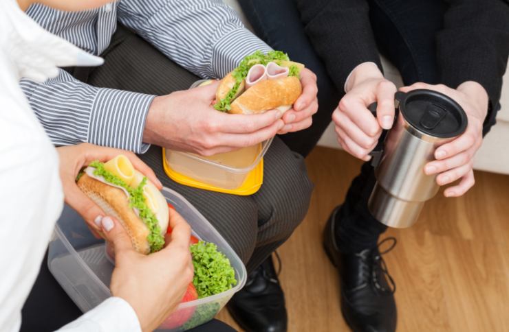 uomini che mangiano un panino 