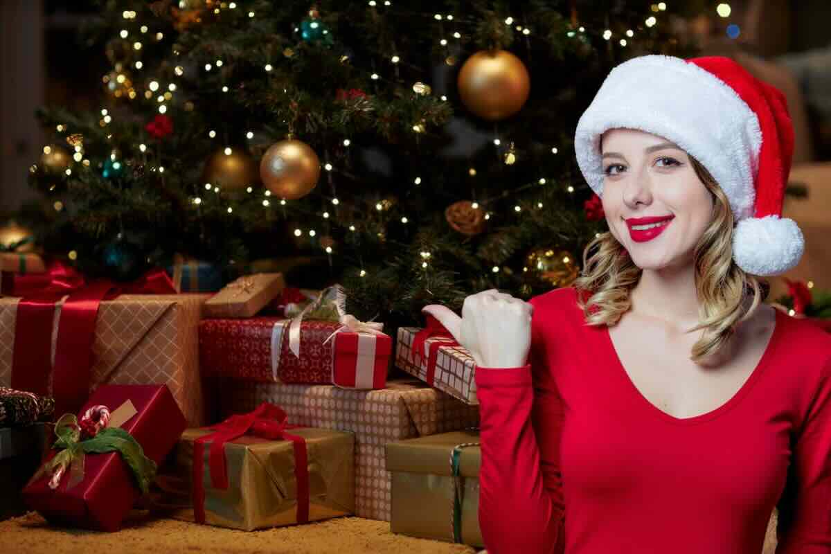 Donna indica albero di Natale