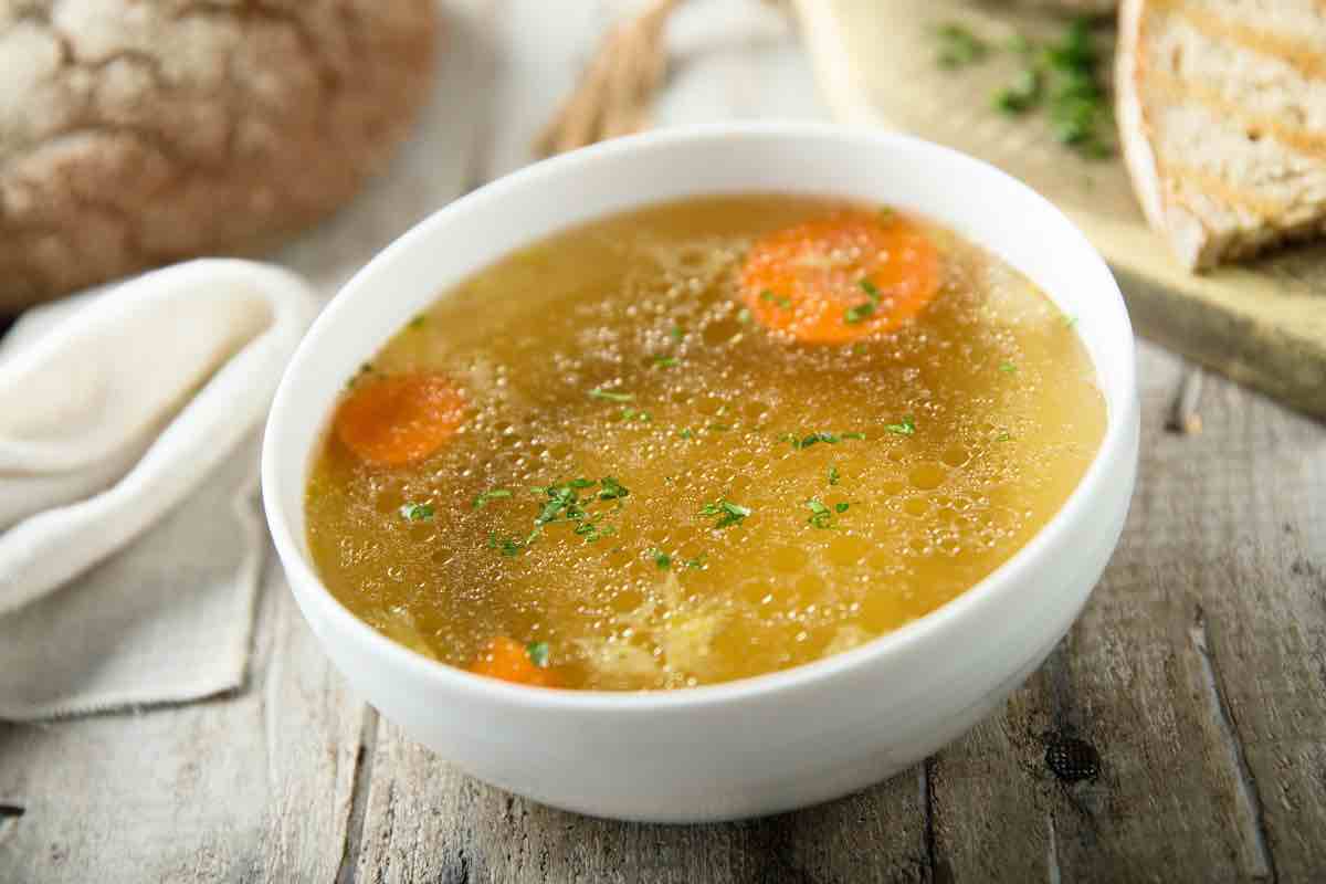 Brodo di ossa in una ciotola