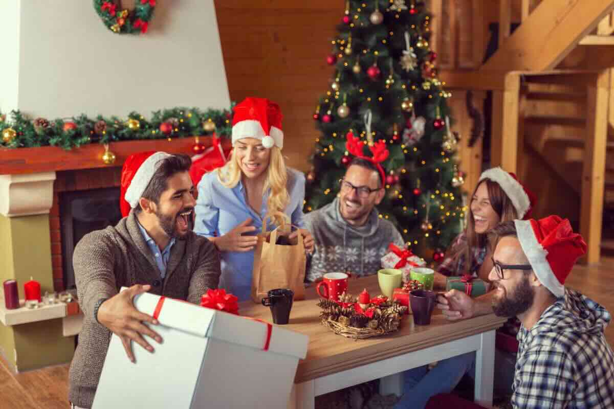 Atmosfera natalizia, amici, regali