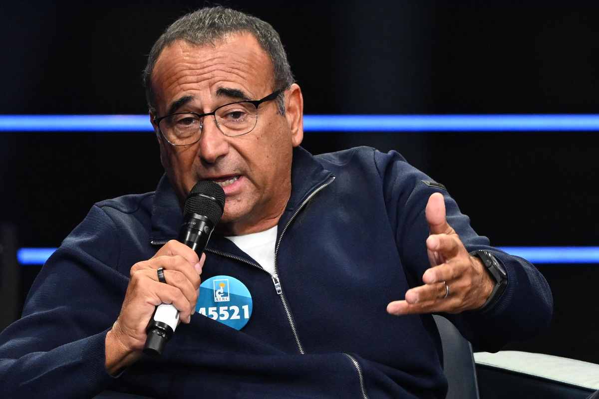 Carlo Conti seduto che parla