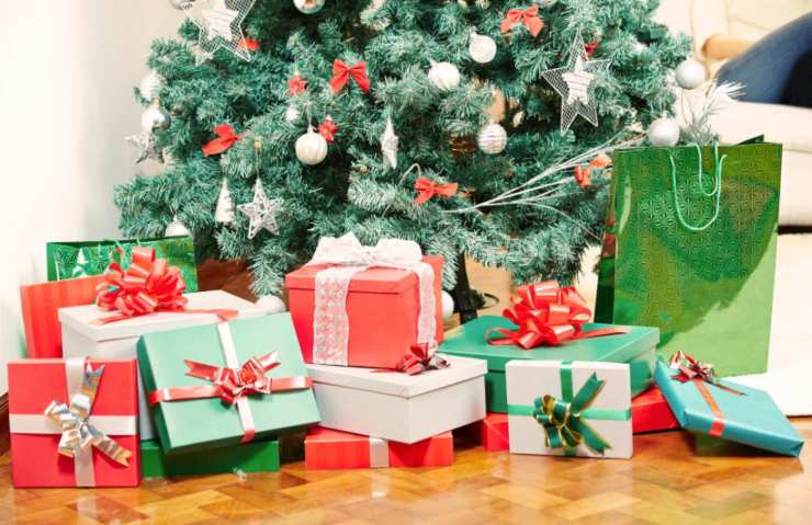 regali di natale sotto l'albero