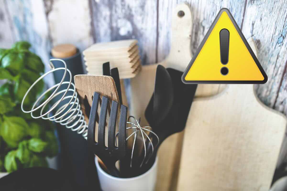utensili cucina e segnale pericolo