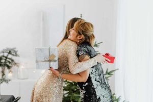 Abbraccio, scambio di regali fra due donne