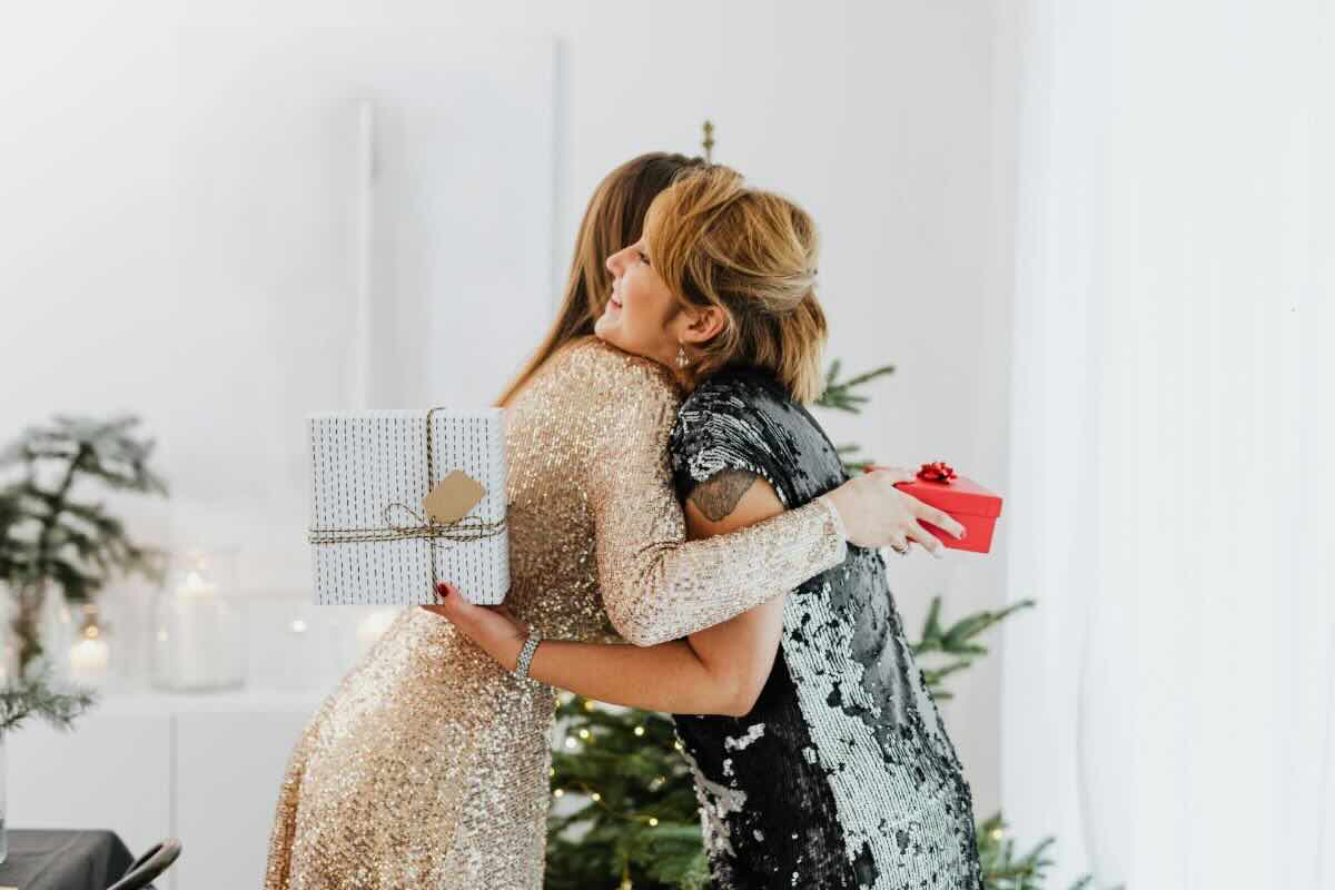 Abbraccio, scambio di regali fra due donne