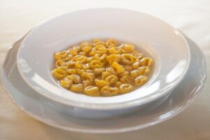 piatto di tortellini in brodo
