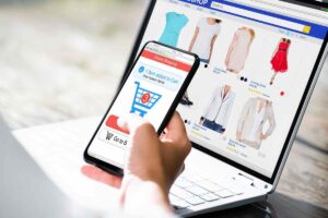 Persona con computer e smartphone in mano